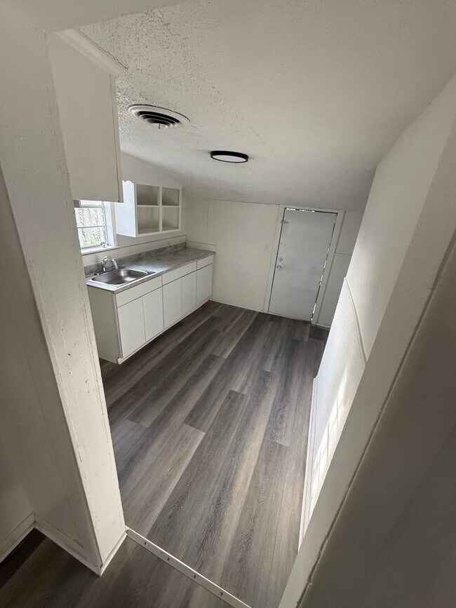 Building Photo - 813 E Oak St