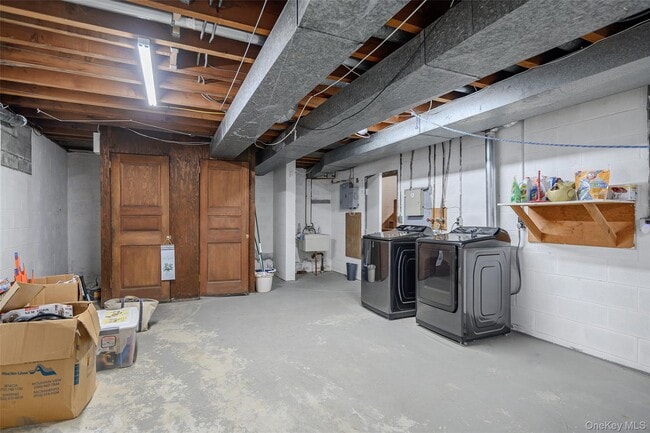 Building Photo - 159 Old Quaker Hill Rd