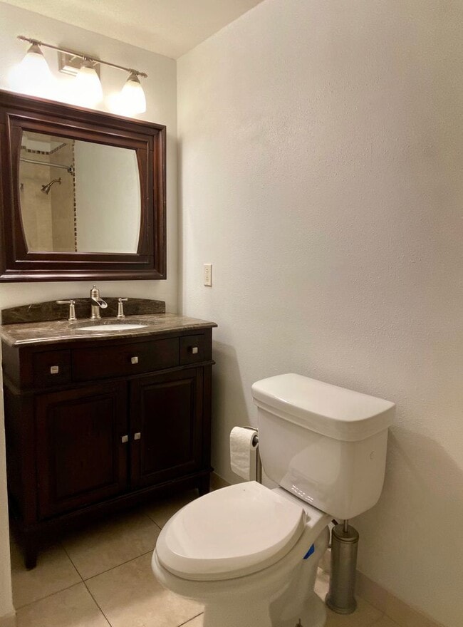 Building Photo - Spacious Tri-Level Home Featuring 4BD/2.5B...