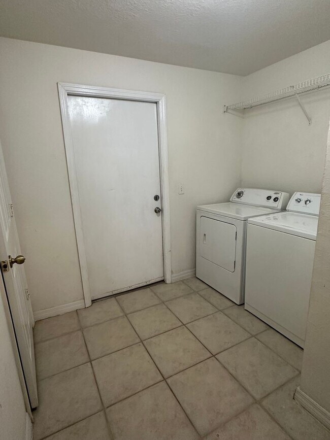 Building Photo - Palm Estates 3/2 with Garage