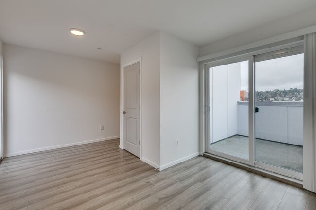 Building Photo - Queen Anne West Townhome with A/C Availabl...