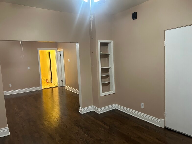 Building Photo - 5653 W Montrose Ave