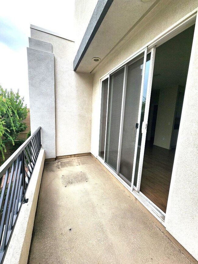 Building Photo - Upland 3 Bedroom Condo