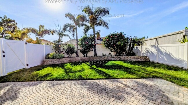 Building Photo - 139 Thompson Ave