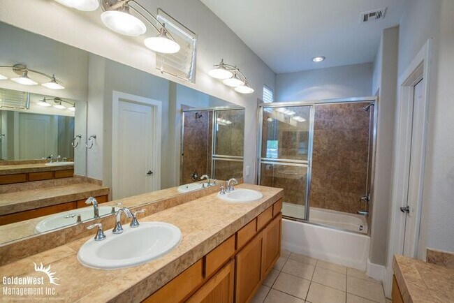 Building Photo - Beautiful Tri-level 3Bdm 3.5Ba Townhome ne...