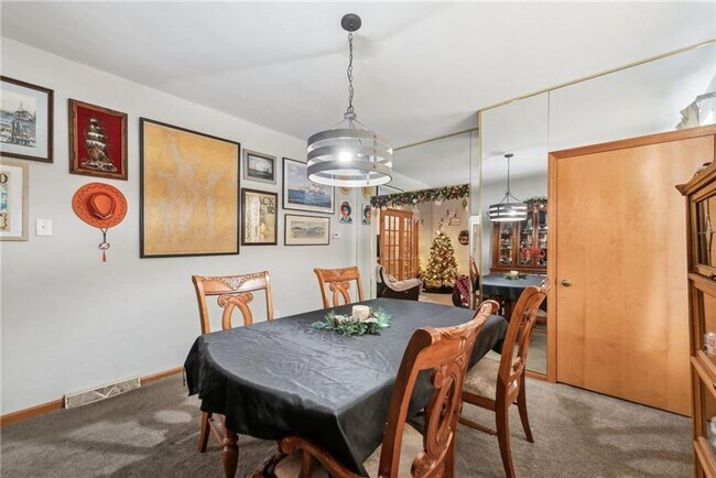 Building Photo - Bright and Roomy 6-Bedroom in McKees Rocks with Garage