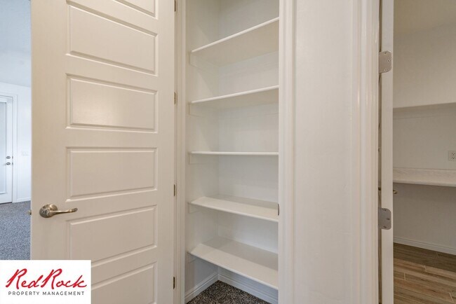 Building Photo - 3 Bedroom, 2.5 Bathroom Townhome in Ivins City