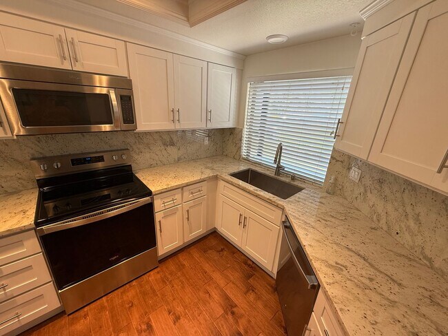 Building Photo - Updated 2 Bed + Loft / 2 Bath Home in Desi...