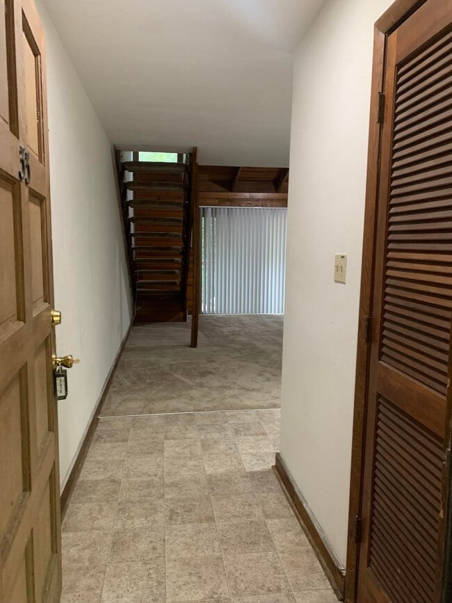 Building Photo - 307 Vantage Point Ln