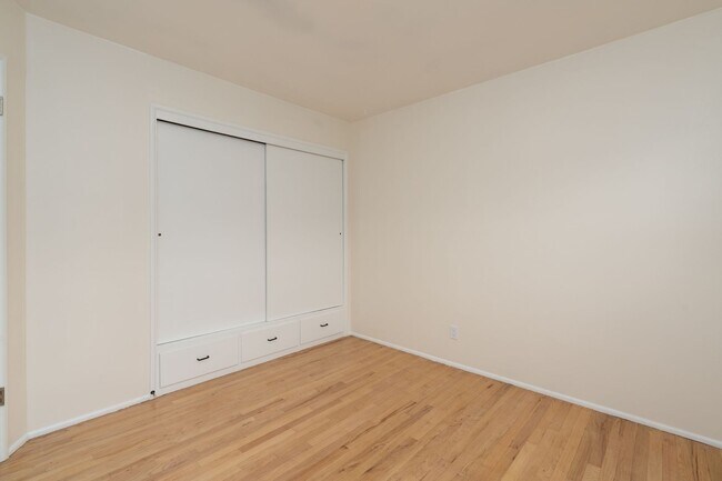 Building Photo - Multnomah Tri Plex