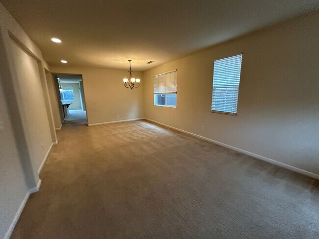 Building Photo - Desirable Location