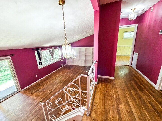 Building Photo - 305 Hillsboro Dr