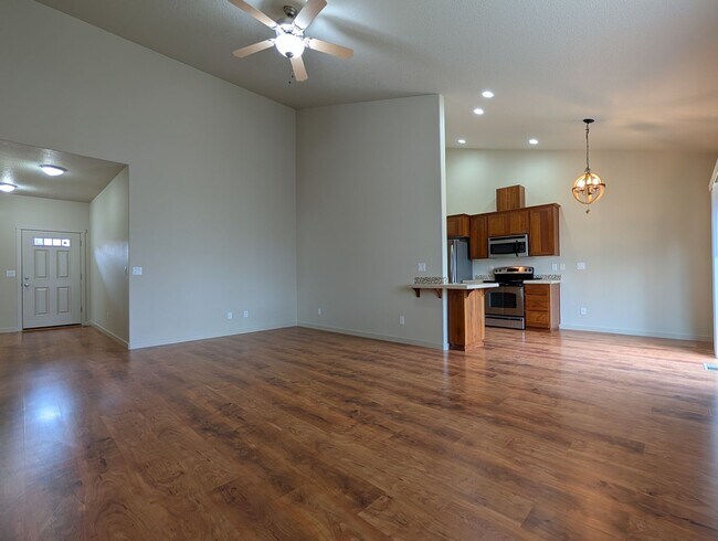 Building Photo - Great 3bed/2 bath home with solid surface flooring!