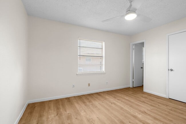 Building Photo - Freshly Renovated 3-Bedroom Duplex