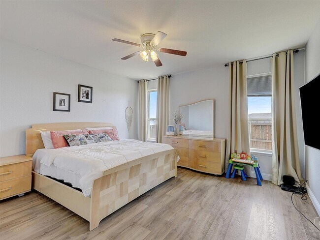 Building Photo - Charming Updated Home – 3BR, 2.5BA with Fi...