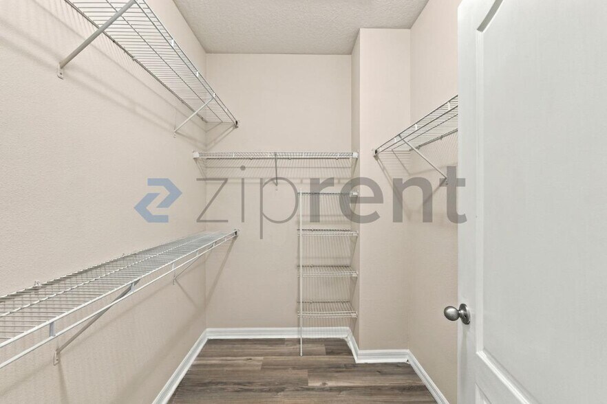Building Photo - Unit