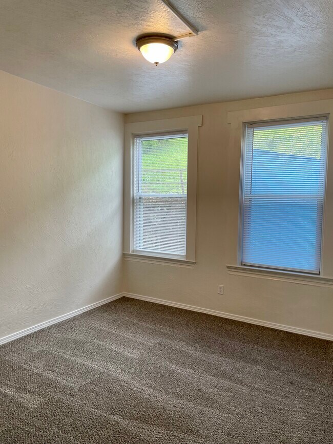 Building Photo - 638 Middle Ave