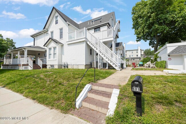 Building Photo - 601 2nd Ave