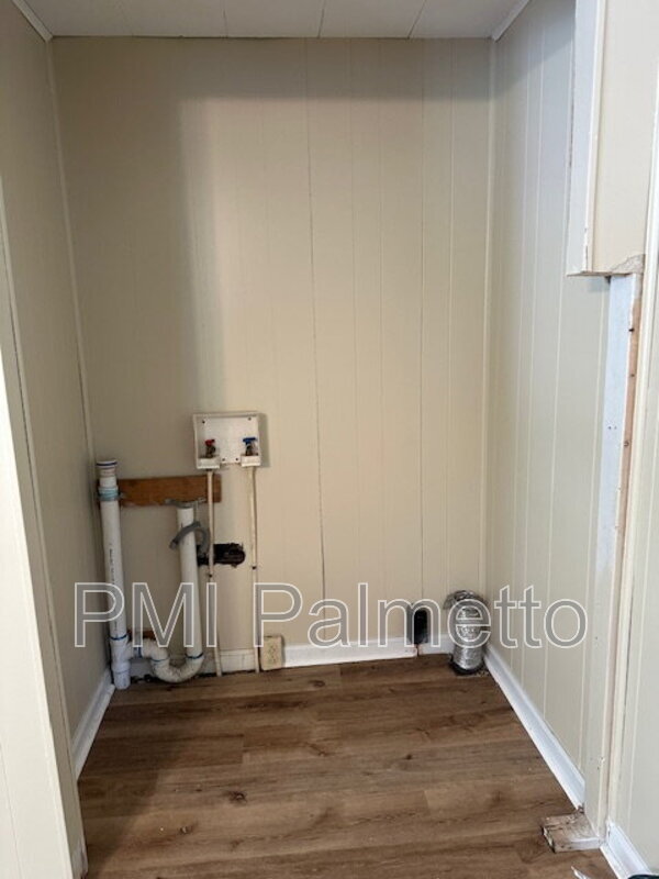 Building Photo - 529 Skyland Dr