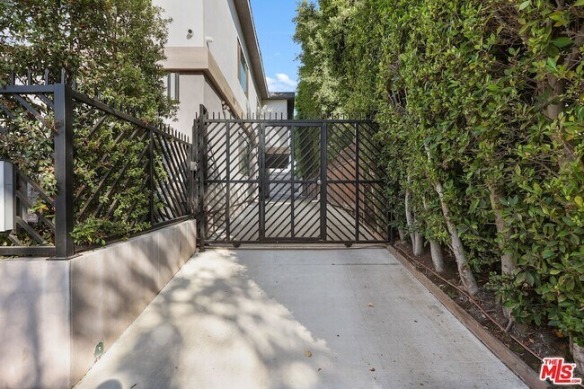 Building Photo - 838 N Mansfield Ave