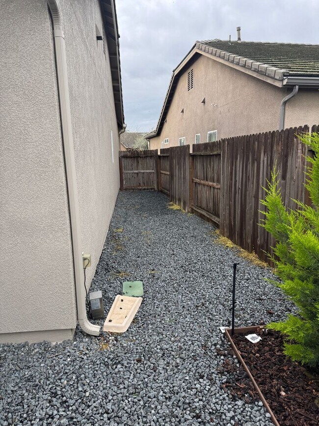 Building Photo - 3 bed 2 bath - beautiful home!