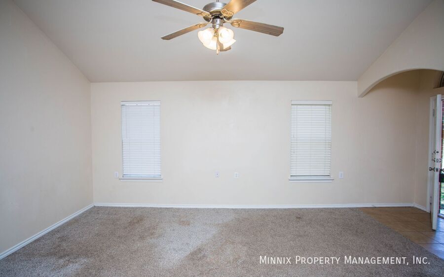 Building Photo - 9910 Weatherford Ave