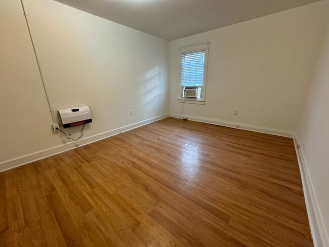 Building Photo - 1 bed/1 bath unit in triplex located in de...