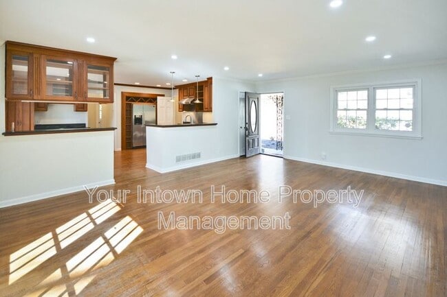 Building Photo - 317 Eureka Dr NE