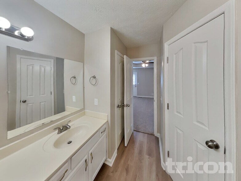 Building Photo - 1918 Cross Creek Dr