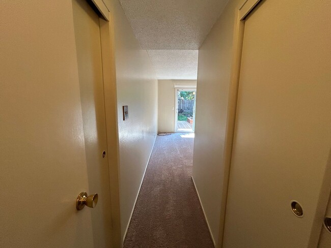 Building Photo - Nice Single Level Home with Attached Garag...