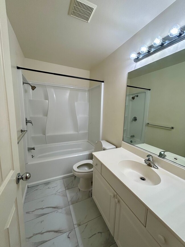 Building Photo - Spacious Townhouse with Central AC, Garage...