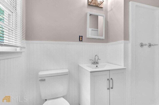 Building Photo - 2070 Twelve Oaks Cir