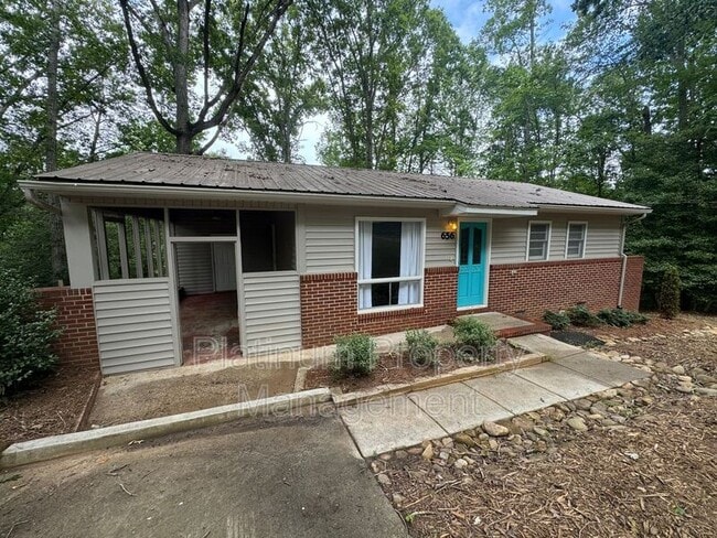 Primary Photo - 656 N Chestatee St