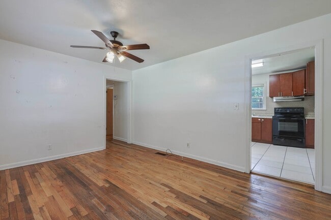 Building Photo - 4 bed 2 bath house, Walk to Stadium!! Available August 2026