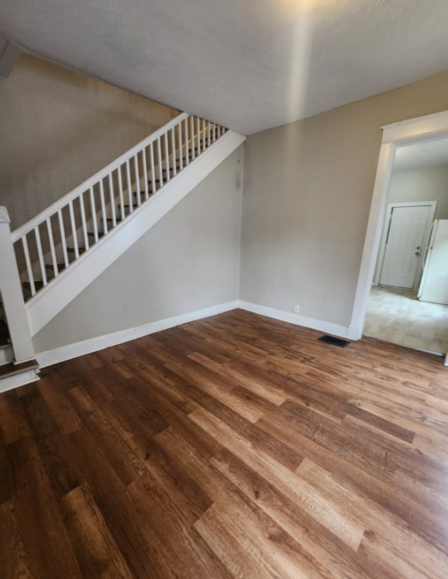 Building Photo - Westside Spacious Three Bedroom Two Story ...