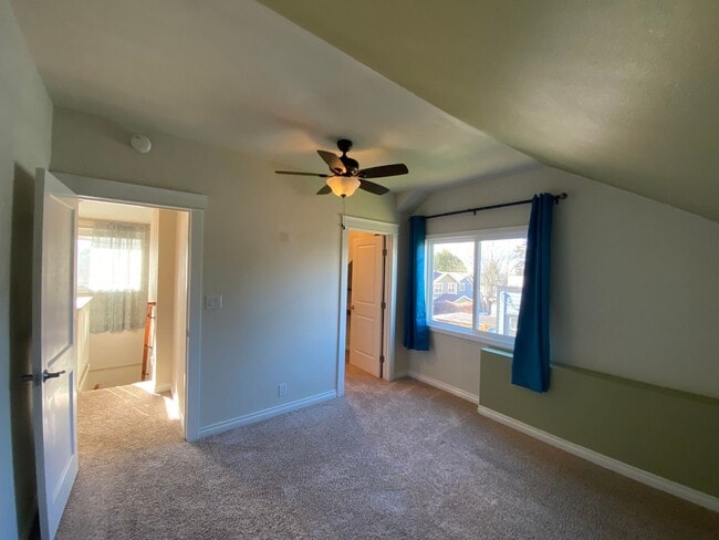 Building Photo - Ballard Loyal Heights Home