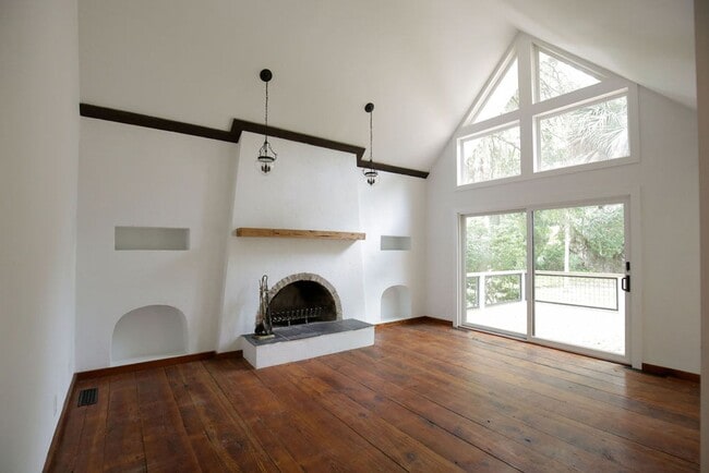 Building Photo - Available 6/15. Stunning, Fully-Rennovated...