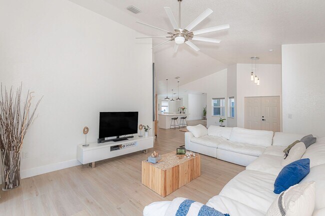 Building Photo - Exquisite Pool Home in Alhambra – Pembroke...