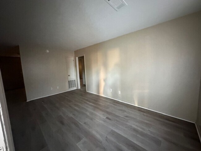 Building Photo - 2005 20th St