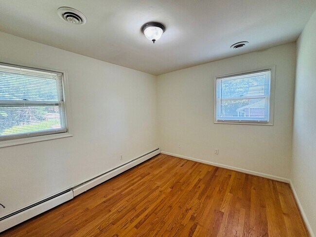 Building Photo - 616 Broce Dr