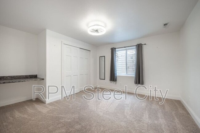 Building Photo - 868 E Sandusky Dr