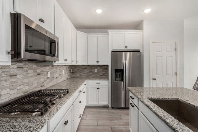 Building Photo - Move-In Ready Home with Verrado Amenities!