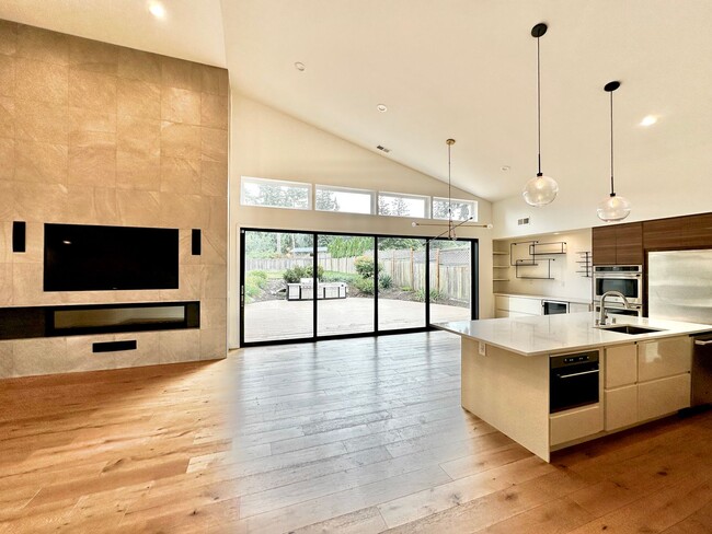 Building Photo - 6 BR / 4 BA – 4,100 SQ FT with Patio, Full Outdoor Grill, and Hot Tub