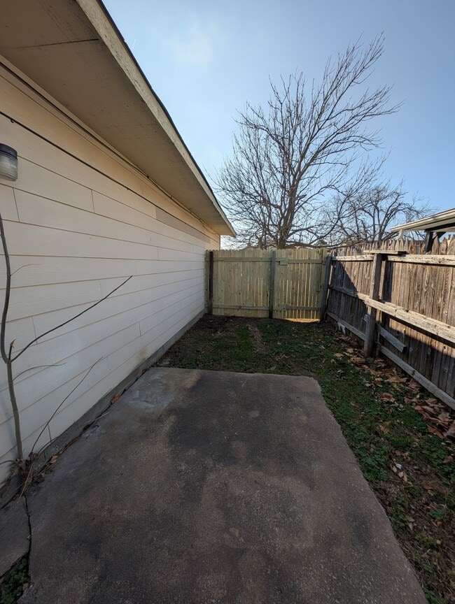 Building Photo - 11031 E 14th Ct