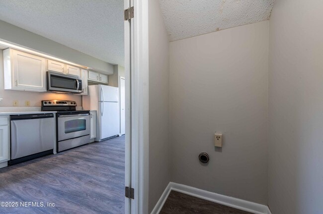 Building Photo - 890 Hibiscus St