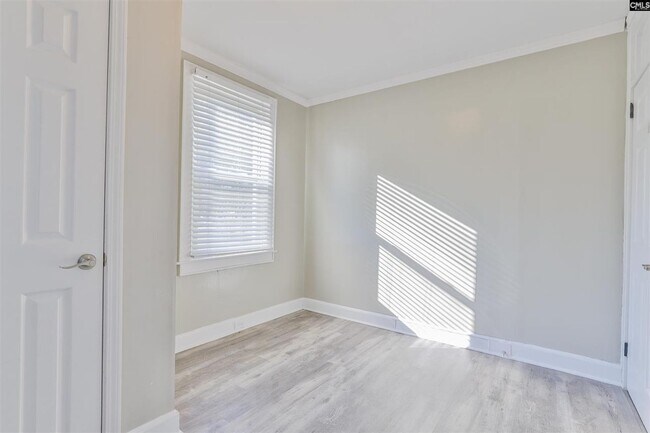 Building Photo - Adorable 3BR/1.5BA Renovated Bungalow Near...