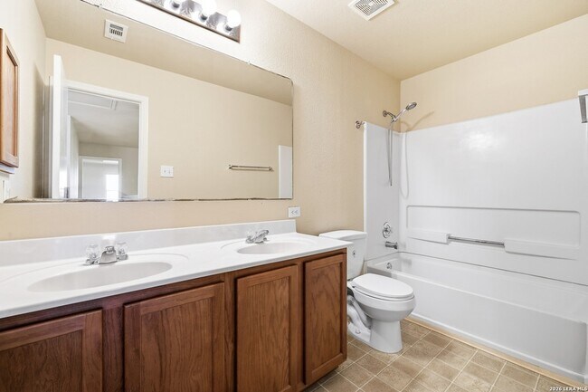 Building Photo - 210 Birchwood Bay