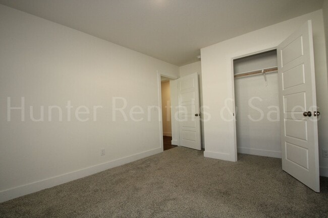 Building Photo - Newer Modern Cove 4 Bedroom