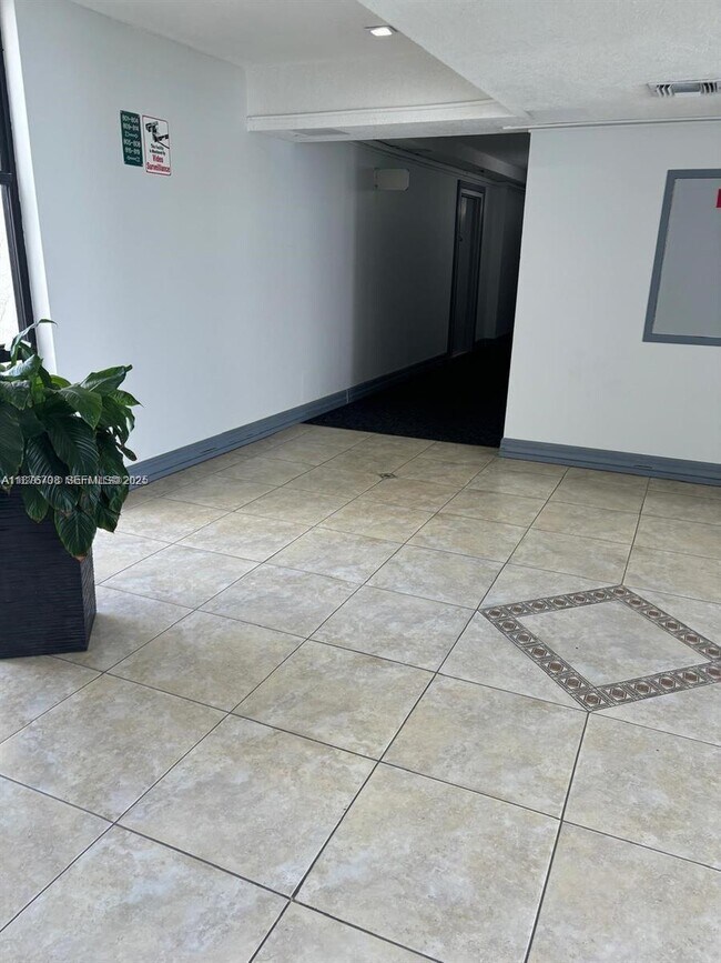 Building Photo - 17011 N Bay Rd