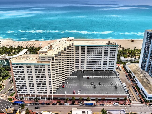 Building Photo - 2899 Collins Ave